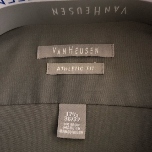 Men’s Van Heusen Dress Shirt - Picture 2 of 4